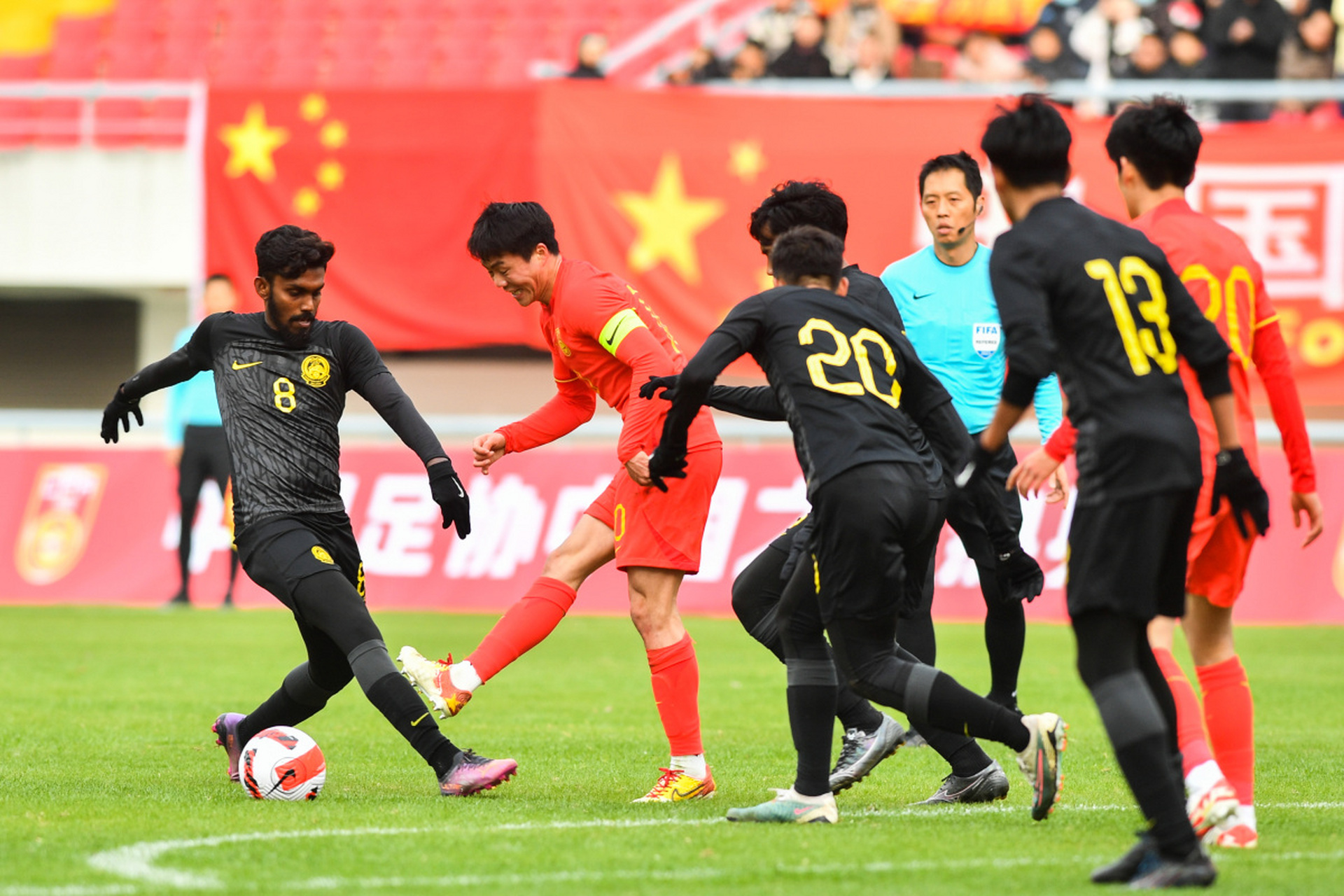 关于体育界顶尖足球赛事持续激烈，球队争夺激烈的信息