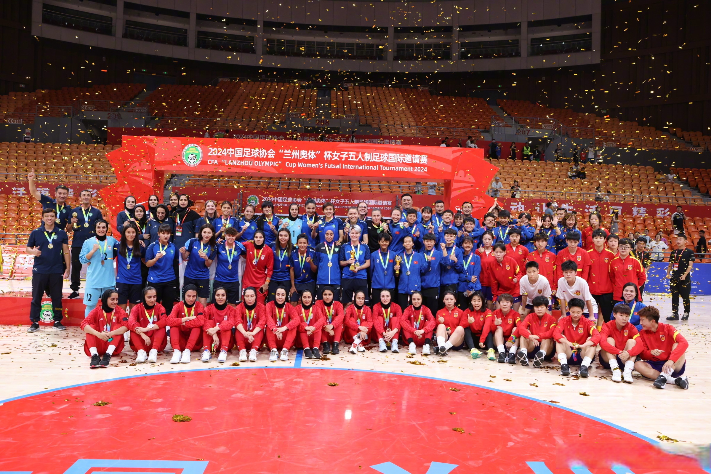 关于体育界顶尖足球赛事持续激烈，球队争夺激烈的信息